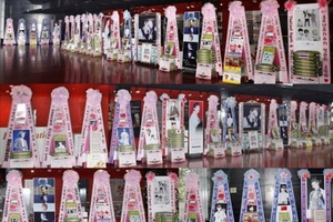 ボーイズグループTEENTOPの多国籍ファンらがTEENTOPの公式ファンミーティング“ANGEL VACANCE”に大規模な米花輪、飼料花輪、卵花輪、ラーメン花輪を送り彼らを応援した。