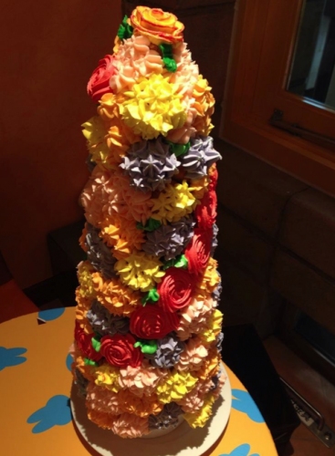 うさぎシュークリームで人気の店舗「ニコラシャール」は、「フラワーカップケーキ」を8月9日に新発売する。