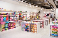 ファッション雑貨ショップ「ASOKO」（アソコ）の協業ショップが8月1日、関西の旗艦店「TSUTAYA EBISUBASHI」（大阪市中央区道頓堀）に期間限定オープンする。