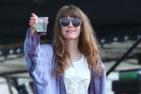 ジェニー・ルイス、新作をワインと抱き合わせで販売