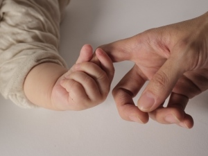 ライフネット生命保険の調査によると、育児休業取得を希望する男性は63.6%にも上る。しかし実際に育児休業を取得しているのは1~2%程度。その上取得期間は短期のものがほとんどで、8割以上が数日~1か月未満という短い期間にとどまっている。 ライフネット生命保険の調査によると、育児休業取得を希望する男性は63.6%にも上る。しかし実際に育児休業を取得しているのは1~2%程度。その上取得期間は短期のものがほとんどで、8割以上が数日~1か月未満という短い期間にとどまっている。