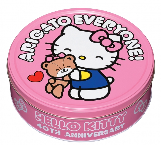 ブルボンは、「ハローキティ」誕生40周年を記念して、ハローキティ型のクッキーと花型のクリーム入りクッキーを詰合せた「バタークッキー缶」と「ココアクッキー缶」を8月5日(火)から期間限定で発売する。