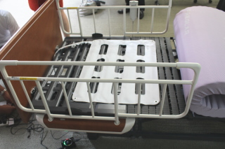 ワイヤレスゲート＜９４１９＞（東マ）は１日、ＬＴＥネットワークを利用した新商品「クラウド型みまもりサービス」の発表会を開催し、販売を開始すると発表した。