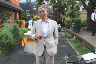 アールーシーコア＜７８３７＞（ＪＱ・売買単位１００株）の二木浩三社長は、東京代官山・展示場での恒例の『夏の夕べ』において、発売１０周年を迎えた『ワンダーデバイス』について語った。