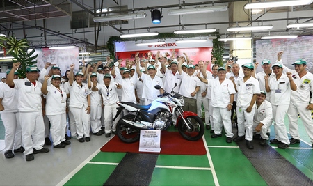ホンダのブラジル生産販売子会社モトホンダ・ダ・アマゾニア・リミターダ（HDA）が二輪車累計生産台数2,000万台を達成した。写真は記念式典の様子（写真提供：ホンダ）