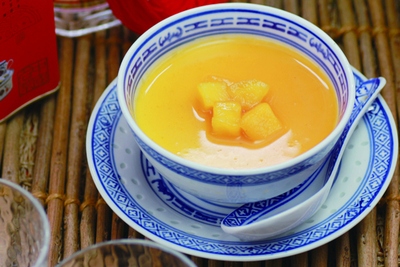 中国ラーメン揚州商人は、フレッシュな南国フルーツソースをたっぷりと使った「トロピカル杏仁豆腐」を、4日から夏季限定で販売する。