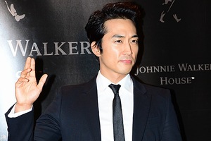 ソン・スンホンとチョン・ジヒョンが“バカンスファッションが最も似合う男女芸能人”1位に選ばれた。