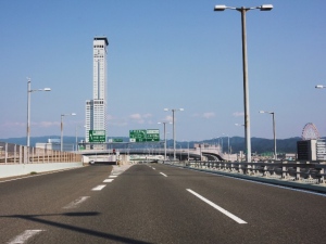 関西国際空港島とりんくうタウンを結ぶスカイゲートブリッジR。埋め立てにかかった巨額費用が経営を圧迫し、新関西国際空港会社は約1兆2,000億円もの負債を抱える。2016年1月をめどに空港の運営権売却を実施する予定だ。 関西国際空港島とりんくうタウンを結ぶスカイゲートブリッジR。埋め立てにかかった巨額費用が経営を圧迫し、新関西国際空港会社は約1兆2,000億円もの負債を抱える。2016年1月をめどに空港の運営権売却を実施する予定だ。