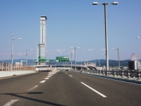 関西国際空港島とりんくうタウンを結ぶスカイゲートブリッジR。埋め立てにかかった巨額費用が経営を圧迫し、新関西国際空港会社は約1兆2,000億円もの負債を抱える。2016年1月をめどに空港の運営権売却を実施する予定だ。