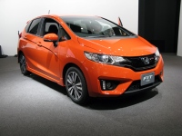 2014年7月、新車販売ベスト3はいずれもHVおよびHVをラインアップする。トヨタHV2車が前年割れのなか、前年比144.0%を記録する「ホンダ・フィット」