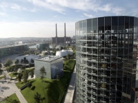 VWが本社を構えるドイツ・ヴォルフスブルク。高くそびえ建つガラス張りの塔「Auto Turm」の中には、納車を待つ新車約800台が保管されている。不屈の「メルケル」と「ゴルフ」は世界首位の座を射程に捉えつつある。