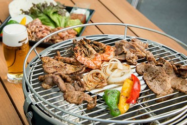 虎ノ門ヒルズ初のビアガーデン、BBQやライブをスタイリッシュな空間で