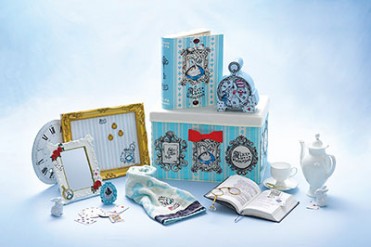 「不思議の国のアリス」をモチーフにしたホームグッズやファッションアイテムが新登場