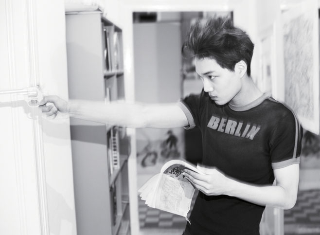 EXOがドイツで過ごした特別な時間を切り取った写真集『DIE JUNGS』が今月18日に発売される。写真＝SMエンターテインメント