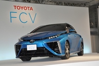 トヨタが年内に発売に踏み切る燃料電池自動車「FCV」、政府はFCV購入時に1台あたり200-300万円の補助金を出すことを検討している。