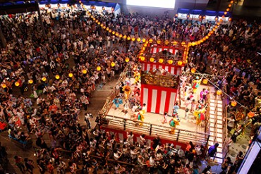 六本木ヒルズで盆踊り！昨年約4万人動員、17のレストランが屋台に