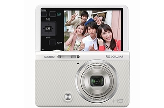 自分撮りやみんな撮りに便利なチルト液晶を搭載するデジタルカメラ「エクシリム」の新製品「EX-ZR50」