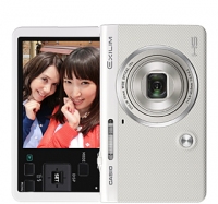 自分撮りやみんな撮りに便利なチルト液晶を搭載するデジタルカメラ「エクシリム」の新製品「EX-ZR50」 自分撮りやみんな撮りに便利なチルト液晶を搭載するデジタルカメラ「エクシリム」の新製品「EX-ZR50」