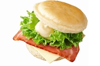 ロッテリアが新発売する「ベーコン＆チーズサンド（パンケーキ風）」と「ソーセージ＆チーズサンド（パンケーキ風）」