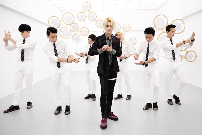 初のソロアルバム『ACE』を引っ提げてプロモーション中の歌手テミンが、大親友であるEXOのカイとコラボした『Pretty Boy』のステージをテレビで初披露する。写真＝SMエンターテインメント