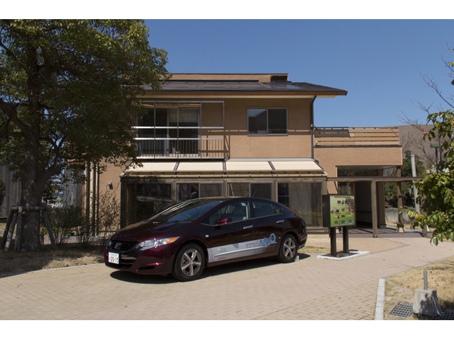 北九州市環境ミュージアムの敷地内にある「北九州エコハウス」にホンダFCXクラリティから電力を供給する