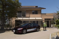 北九州市環境ミュージアムの敷地内にある「北九州エコハウス」にホンダFCXクラリティから電力を供給する