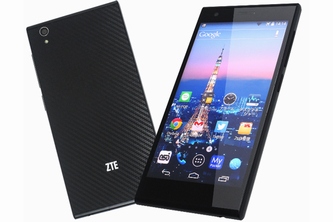 NTTレゾナントは21日、LTE対応スマートフォンとしては市場最安というスマホ端末とデータ通信SIM、IP電話のセットを販売開始した。写真は、同セットに含まれる端末「Blade Vec 4G」