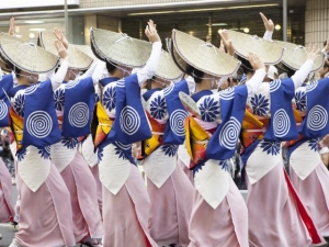 阿波踊りはもともと地方の盆踊りであった。宗教行事から娯楽へと変化を遂げながら、今日では日本を代表するお祭りとして親しまれている。外国人にも好評で、ついに2015年、パリのボージュ広場で阿波踊り祭が開催される運びとなった。