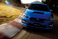 STI(スバル・テクニカ・インターナショナル)が監修するWRX STI。かつてのWRC(世界ラリー選手権)で大活躍したWRカーの名を受け継ぐスーパーセダンだ。ボディカラーは「WRブルー・パール」