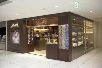 リンツショコラカフェ名古屋ラシック店は、「ピック＆ミックス」の拡張を記念して、9月5日から3日間限定でチョコレートの詰め放題を実施する。