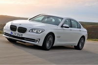 ビー・エム・ダブリューは、フラッグシップ・モデル「BMW 7 シリーズ」の中核モデル「740i／740Li」、「750i／750Li」の装備内容を大幅に向上させて発売する。