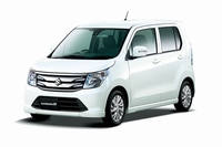 写真はエネチャージの進化板「S-エネチャージ」が搭載された新型「ワゴンR FZ」、価格は137万2680円(FF車)だ。車体色は新色のクリスタルホワイトパール「S-エネチャージ」搭載車はワゴンRスティングレーにもラインアップする。
