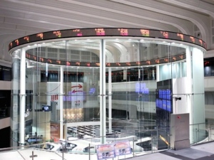 7月21日、東京株式市場で日経平均株価は9日連続で続伸し、2013年12月17─30日の連騰記録に並んだ。急ピッチの上昇に対する警戒感から目先一服の可能性が指摘されているものの、日本株に対する先高感は根強いという。