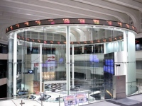 7月21日、東京株式市場で日経平均株価は9日連続で続伸し、2013年12月17─30日の連騰記録に並んだ。急ピッチの上昇に対する警戒感から目先一服の可能性が指摘されているものの、日本株に対する先高感は根強いという。