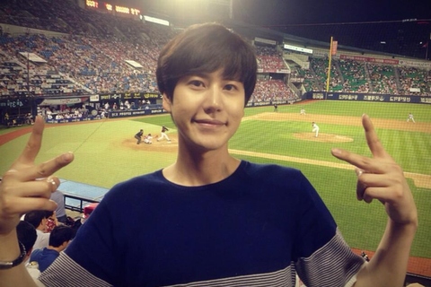 SUPER JUNIORキュヒョンが野球観戦を楽しむ姿を公開した。写真＝キュヒョンのツイッター