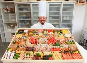 料理人・林裕人シェフ監修の『スーパー超特大おせち(横102cm×縦65cm)』のプレゼントキャンペーンが実施される。