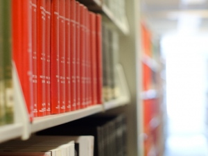 学生の読書離れが進んでいるというが、広い世代で同様の流れが起こっている。背景にはスマートフォンやタブレットの普及が指摘されており、スマホの利用時間が多いほど読書時間が少ないという傾向にある。 学生の読書離れが進んでいるというが、広い世代で同様の流れが起こっている。背景にはスマートフォンやタブレットの普及が指摘されており、スマホの利用時間が多いほど読書時間が少ないという傾向にある。