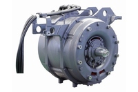 東芝がJR九州の新型車両向けに受注した駆動システムを構成する全閉PMSM （左）と4in1VVVFインバータ装置（右）（東芝の発表資料より）