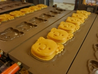 ロッテは、同社の人気商品『コアラのマーチ』の顔形の今川焼き『コアラのマーチ焼 北海道かぼちゃ』を9月8日に新発売する。