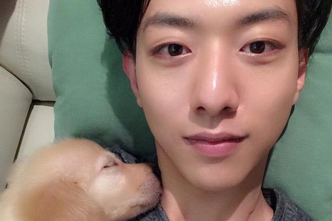 CNBLUEのイ･ジョンシンが、自身のツイッターで彼が育てているゴールデンレトリバーの男の子「シンバ」とのツーショット写真を公開した。写真＝イ･ジョンシンのツイッター