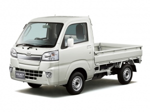 15年ぶりのフルモデルチェンジを受けた新型ハイゼット・トラック(4WDエクストラ・5速MT車/価格110万1600円)。ハイゼットのモデルチェンジに合わせてOEM供給しているスバル・サンバー・トラック、トヨタ・ピクシス・トラックもモデルチェンジした 15年ぶりのフルモデルチェンジを受けた新型ハイゼット・トラック(4WDエクストラ・5速MT車/価格110万1600円)。ハイゼットのモデルチェンジに合わせてOEM供給しているスバル・サンバー・トラック、トヨタ・ピクシス・トラックもモデルチェンジした