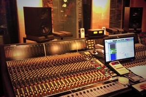 SUPER JUNIOR-Mのチョウミが3日、自身のツイッターでレコーディング室で撮影した写真を公開した。