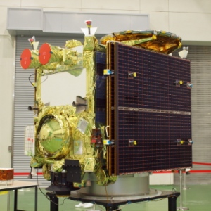 小惑星探査機「はやぶさ2」機体公開時の写真を公開（Image credit: sorae.jp）