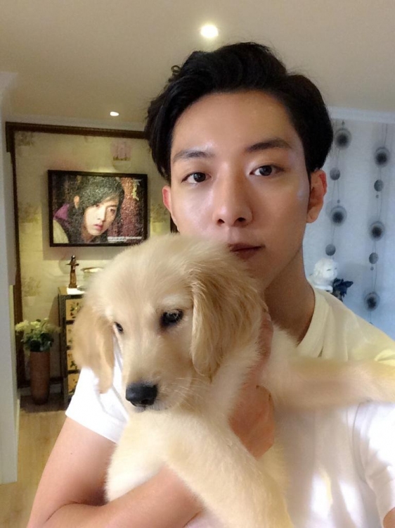 CNBLUEのイ・ジョンシンが愛犬と一緒に撮ったセルフショットを公開した。写真＝イ・ジョンシンのツイッター
