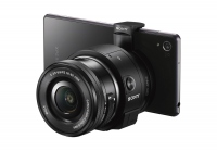 ソニーは、カメラの構成要素をレンズ型のボディに集約したレンズスタイルカメラの新製品「ILCE-QX1」を10月10日に発売する。写真は、スマートフォンに装着時（写真提供：ソニー）