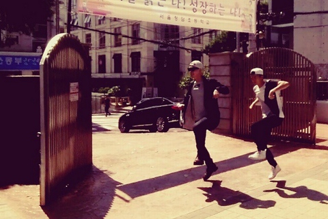 2PMのJun.Kが、9月19日に2PMの4thアルバム『GO CRAZY』のリリースを控え、小学校で「宣伝活動?」に励む映像を公開した。