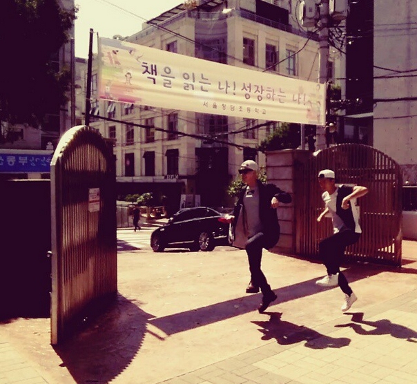 2PMのJun.Kが、9月19日に2PMの4thアルバム『GO CRAZY』のリリースを控え、小学校で「宣伝活動?」に励む映像を公開した。