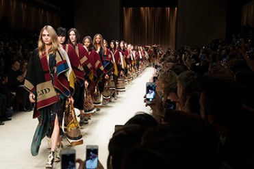 【ライブ配信】バーバリー プローサム2015年春夏ウィメンズコレクション