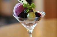 横浜ベイホテル東急のナイトタイムデザートブッフェ「スィートジャーニー」で、『ぶどうのミニパフェ』が期間限定で提供される。