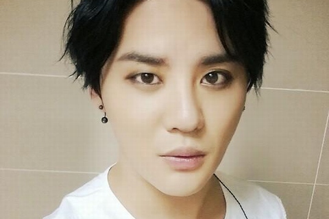 キム・ジュンスは、“不揃い”な両目についてつぶやいた。写真＝ジュンスのツイッター